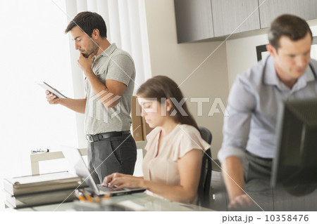 Business people working in office 10358476