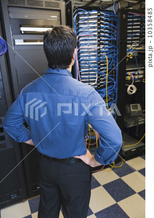 Male IT support technician 10358485