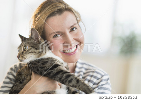 Portrait of woman holding cat 10358553