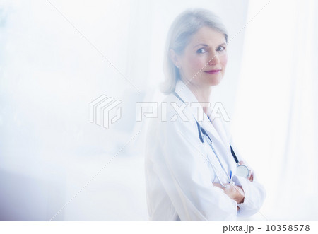 Portrait of senior female doctor  10358578