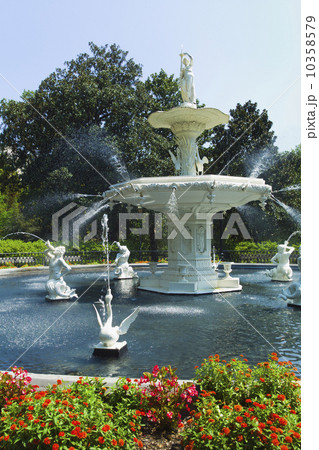 USA, Georgia, Savannah, Foley Square, Fountain in park 10358579