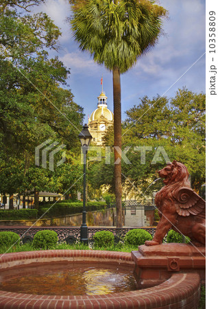USA, Georgia, Savannah, Fountain in park with dome of City Hall in background USA, Georgia, Savannah, Fountain in park with dome of City Hall in background 10358809