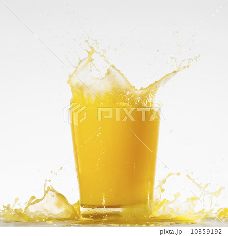 Studio shot of orange juice with splash 10359192