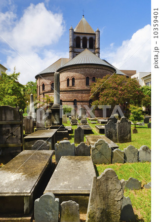 USA, South Carolina, Charleston, Congregational Church and cemetery 10359401