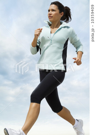 Woman jogging 10359409