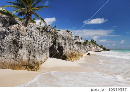 Ancient Mayan ruins 10359537