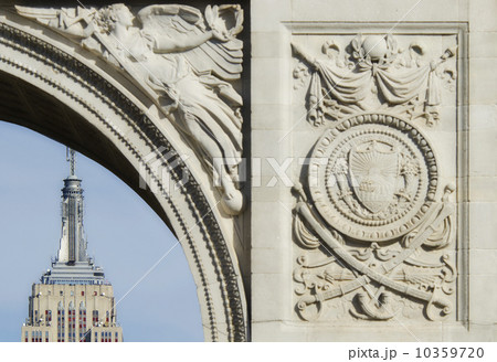 USA, New York State, New York City, Washington Square Arch and Empire State building 10359720