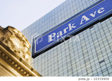 USA, New York State, New York City, Park Avenue road sign with Grand Central Station in background 10359900