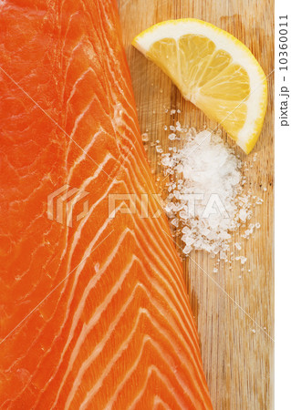 Close up of raw salmon meat, studio shot 10360011