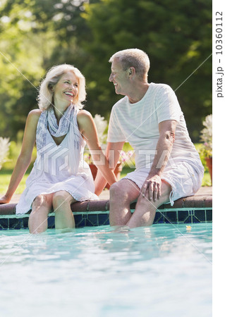 Senior couple at edge of swimming pool 10360112