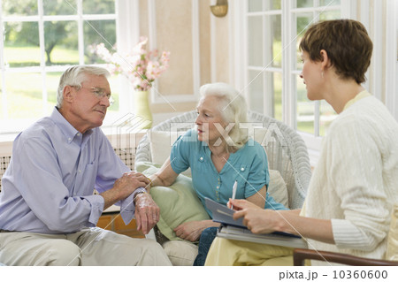 Nursing assistant talking with seniors in Nursing home 10360600
