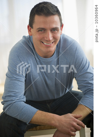 USA, New Jersey, Jersey City, portrait of mid adult man smiling 10360964