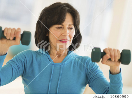 Portrait of senior woman exercising 10360999