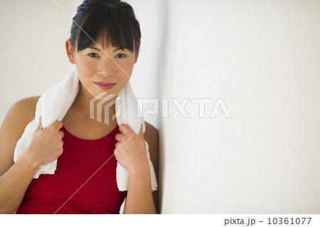 Mid adult woman in gym 10361077