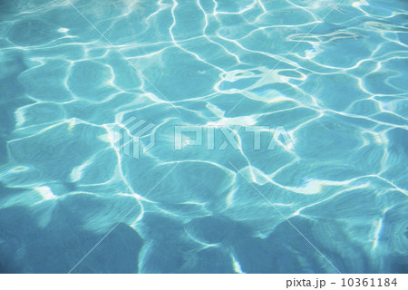 Water in swimming pool 10361184