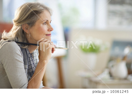 Portrait of senior woman in art studio 10361245