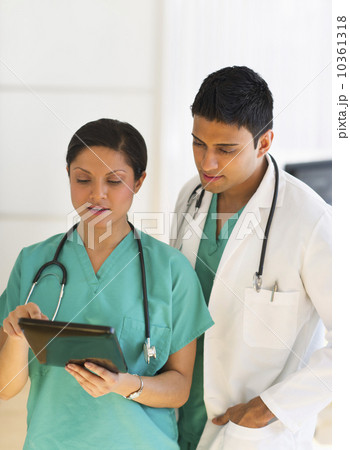 Doctors using digital tablet Doctors using digital tablet 10361318