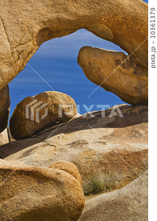 USA, California, Joshua Tree National Park, Arch rock 10361379
