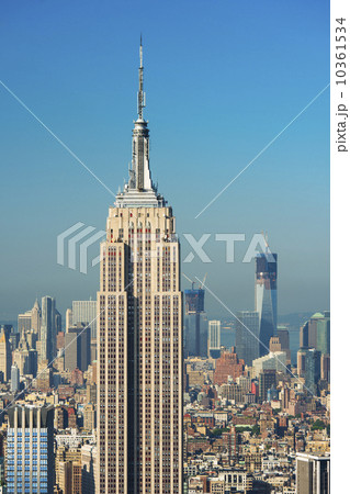 USA, New York City, Empire State Building with Manhattan skyline in background 10361534