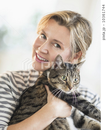 Portrait of woman hugging cat 10361744