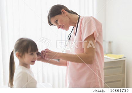 Doctor examining girl (4-5) 10361756