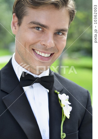 Close-up of smiling groom 10362003