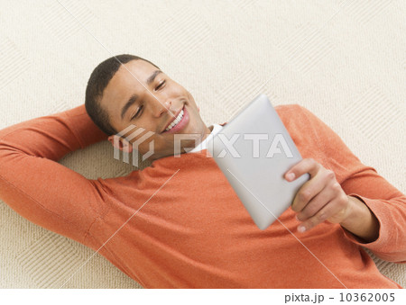 Man reading e-book 10362005