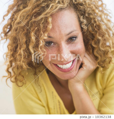 Portrait of smiling young woman 10362138