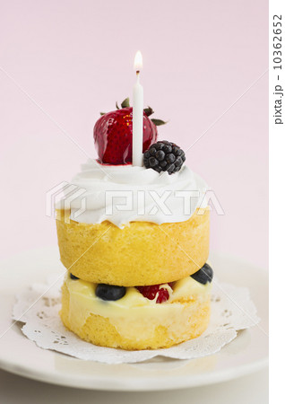 Cake with berries and whipped cream 10362652