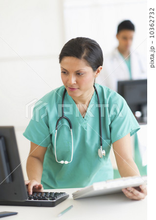 Doctors working on computers 10362732