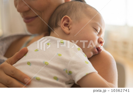 Mother holding baby (2-5 months) Mother holding baby (2-5 months) 10362741