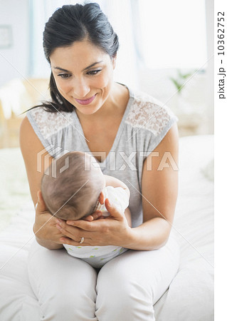 Mother playing with baby (2-5 months) Mother playing with baby (2-5 months) 10362752