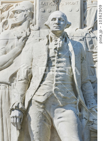 USA, New York City, Washington Square Park, George Washington monument 10362909