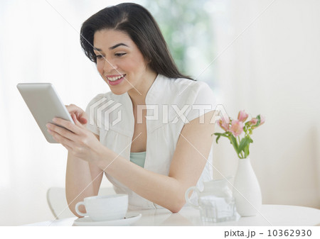Young woman using tablet pc in restaurant 10362930