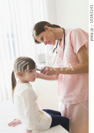 Doctor examining girl (4-5) 10363245