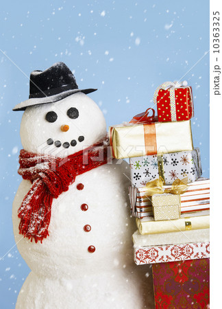 Studio shot of snowman with Christmas presents 10363325