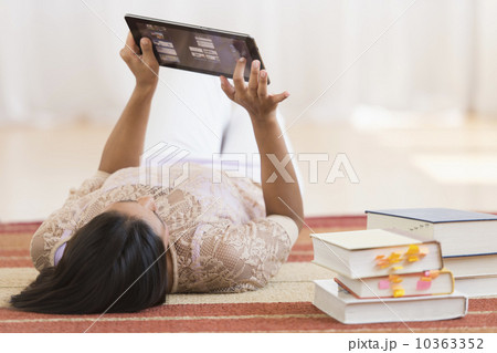 Woman lying on floor and using tablet PC 10363352