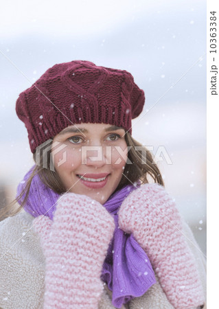 Portrait of young woman wearing knit hat, gloves and scarf Portrait of young woman wearing knit hat, gloves and scarf 10363384