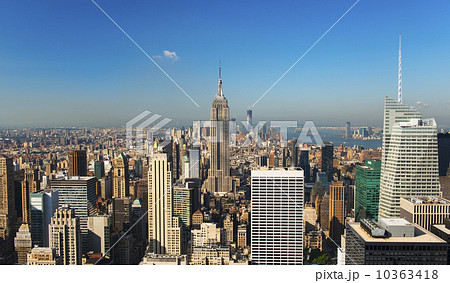USA, New York City, Manhattan skyline with Empire State Building in Centre 10363418