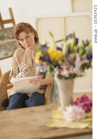 Woman sketching flowers 10363425