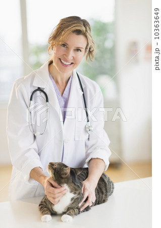 Portrait of female vet with cat 10363649