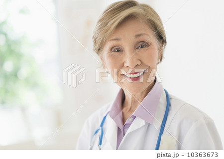 Portrait of female doctor Portrait of female doctor 10363673