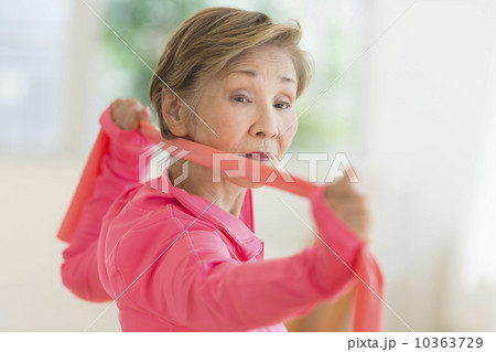 Senior woman exercising with exercise band 10363729