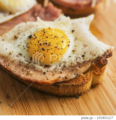 Toast with egg and bacon 10364127