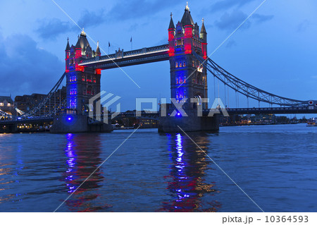 UK, England, London, Tower Bridge at dusk 10364593