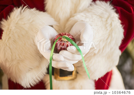 Santa claus holding gift 10364676