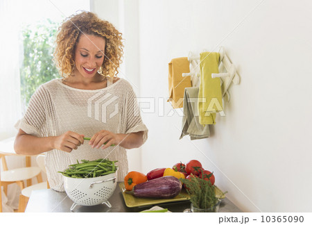 Young woman preparing food in kitchen Young woman preparing food in kitchen 10365090