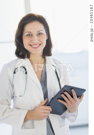 Portrait of female doctor 10365167