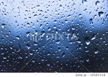 Droplets on window 10365218