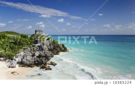 Beach with ancient Mayan ruins 10365224